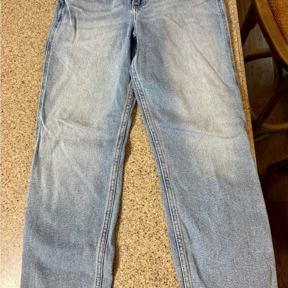 Hollister Ultra High-Rise Mom Jeans